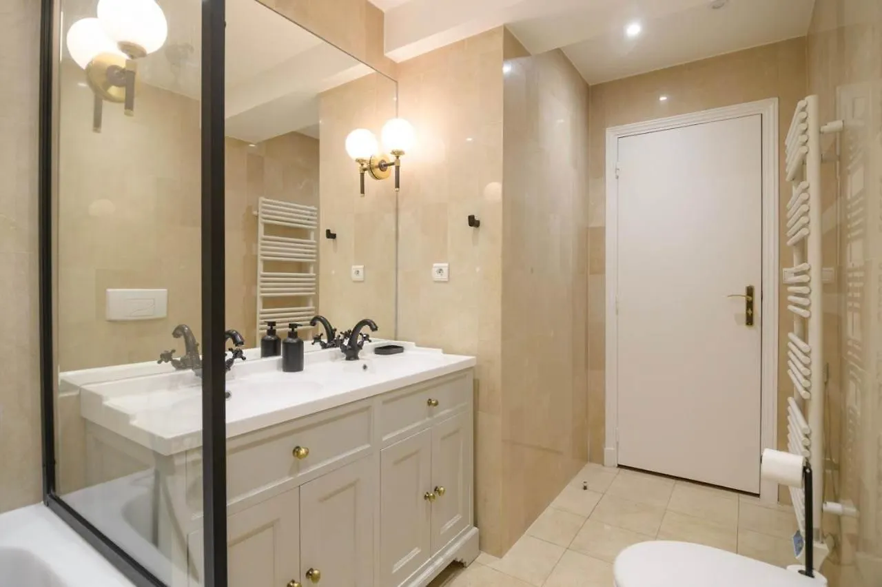 Apartment Le Regal Elysees Paris