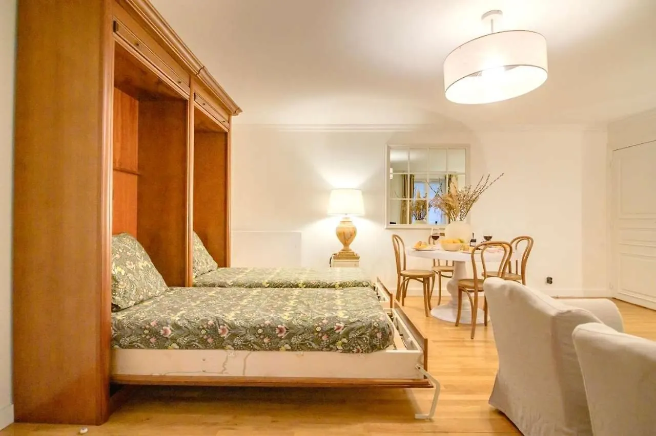 Apartment Le Regal Elysees Paris France